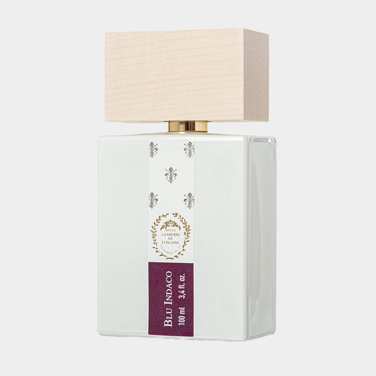 A stylish bottle of Giardini di Toscana Blu Indaco Sample, featuring a square design with a white finish and a light wooden cap, containing 100 ml of fragrance.